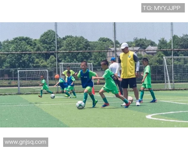 两小无猜足球明星的成长之路与梦想追逐的青春故事