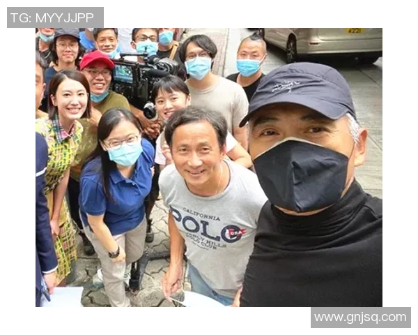 刘庸与足球明星亲密合影展现运动精神与友谊的完美结合