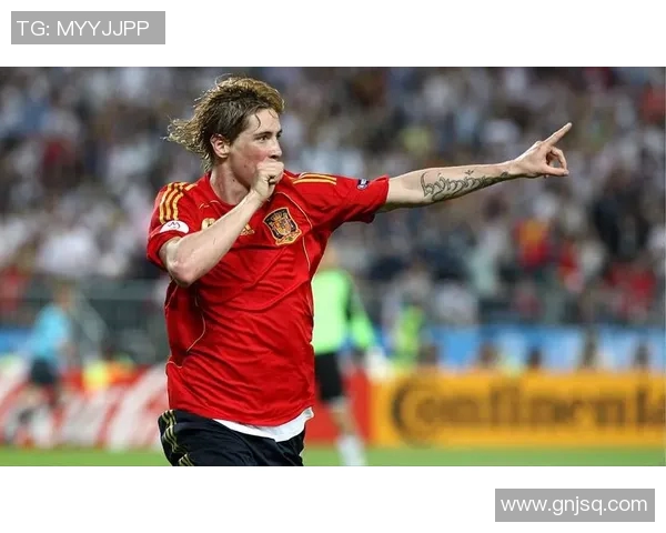 德国足球明星身着红色衣服展现激情与风采的精彩瞬间