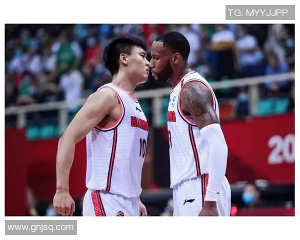 中国篮球明星杜峰的辉煌历程与对篮球事业的贡献分析